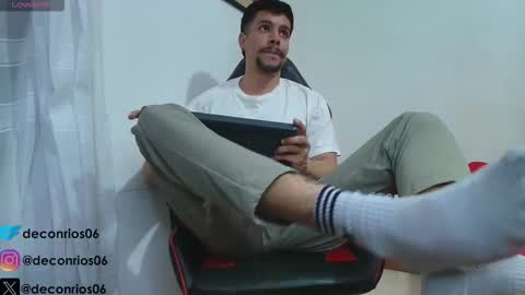 Snapshot of deconrios chatting on 11/08/25, 01:28 Santiago online show from 11/08/25, 01:28