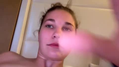 Snapshot of deepthroatqueen33 chatting on 11/19/25, 04:18 deepthroatqueen33 online show from 11/19/25, 04:18