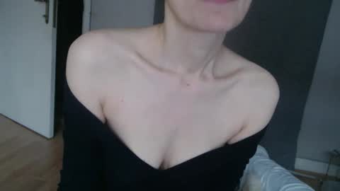 Snapshot of deessedivine chatting on 10/19/25, 02:29 KamiDevi online show from 10/19/25, 02:29