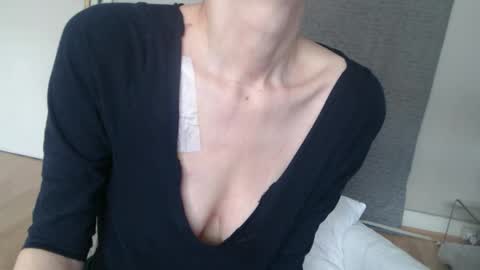 Snapshot of deessedivine chatting on 10/25/25, 12:23 KamiDevi online show from 10/25/25, 12:23