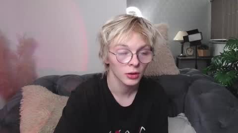 Snapshot of deficitt chatting on 12/24/24, 02:43 deficitt online show from 12/24/24, 02:43