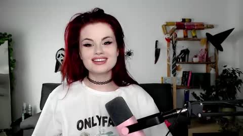 dellacrush_ online show from 10/21/25, 08:48