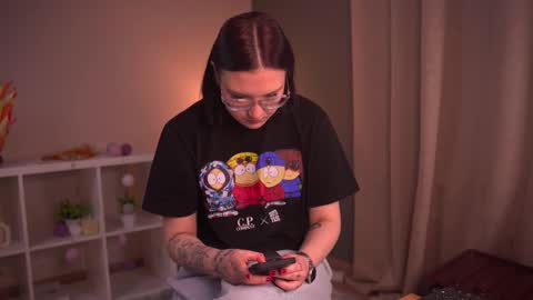 Snapshot of deloresramos chatting on 12/18/25, 05:35 Hey hey Im Scally my first day here online show from 12/18/25, 05:35