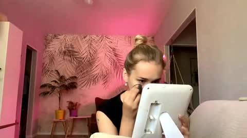 I am Lola hello world online show from 07/22/26, 09:34