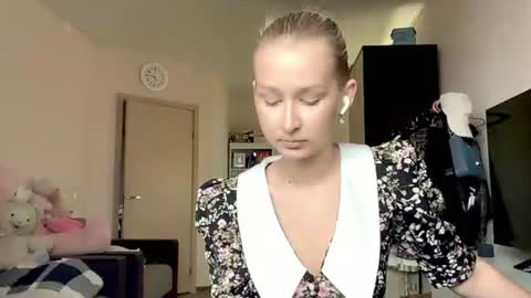 I am Lola hello world online show from 07/25/26, 03:20