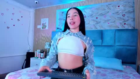 Snapshot of delphine_doll chatting on 06/04/26, 11:49 Delia online show from 06/04/26, 11:49