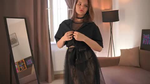 Hi my name is Sari nice to see you in my Room online show from 07/24/26, 04:10