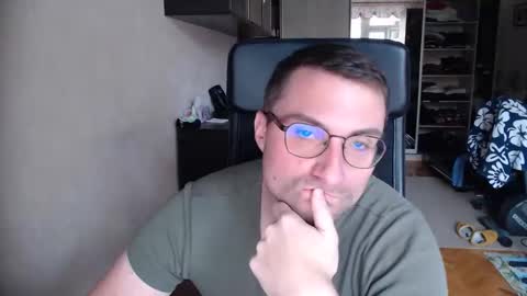 Snapshot of den_lover1 chatting on 10/23/25, 10:36 Den online show from 10/23/25, 10:36