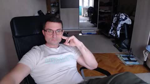 Snapshot of den_lover1 chatting on 10/25/25, 10:45 Den online show from 10/25/25, 10:45