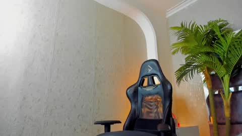Snapshot of dennis_cox_ chatting on 01/08/25, 03:28 dennis_cox_ online show from 01/08/25, 03:28