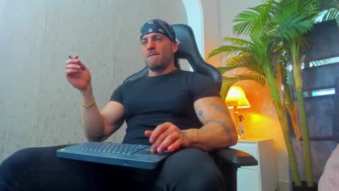 Snapshot of dennis_cox_ chatting on 01/17/25, 10:33 dennis_cox_ online show from 01/17/25, 10:33