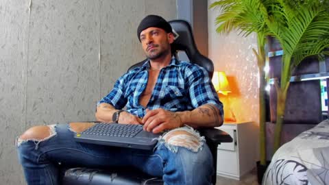 Snapshot of dennis_cox_ chatting on 02/05/25, 01:11 dennis_cox_ online show from 02/05/25, 01:11