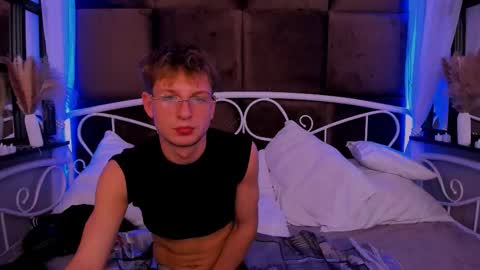 Snapshot of dennis_rodriguez chatting on 11/25/25, 04:40 Dennis online show from 11/25/25, 04:40