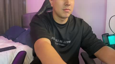 Snapshot of dereckbrownn chatting on 02/03/25, 09:29 Dereck online show from 02/03/25, 09:29