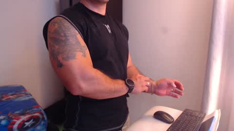 Snapshot of derek_group chatting on 01/08/25, 10:48 Derek online show from 01/08/25, 10:48