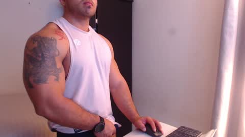 Snapshot of derek_group chatting on 01/10/25, 11:29 Derek online show from 01/10/25, 11:29