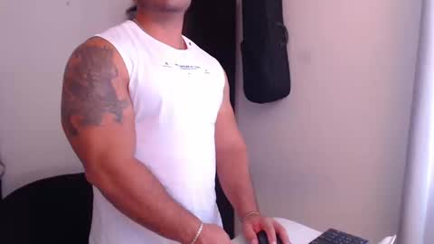 Snapshot of derek_group chatting on 09/11/25, 01:22 Derek online show from 09/11/25, 01:22