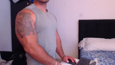 Snapshot of derek_group chatting on 10/16/25, 02:51 Derek online show from 10/16/25, 02:51