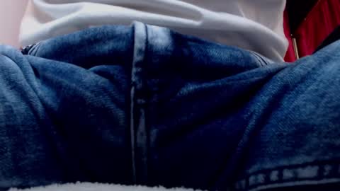 Snapshot of derek_storm_ chatting on 10/03/25, 04:42 D E R E K online show from 10/03/25, 04:42