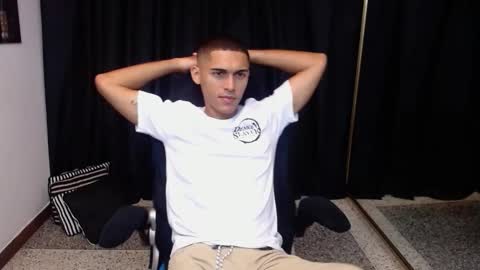 Snapshot of derek_storm_ chatting on 10/24/25, 10:11 D E R E K online show from 10/24/25, 10:11