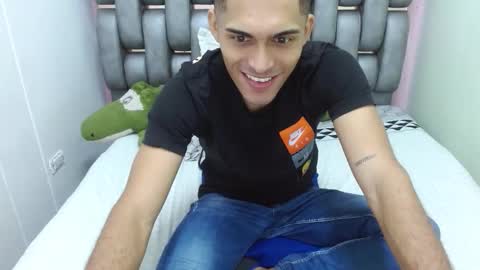 Snapshot of derek_storm_ chatting on 10/25/25, 10:34 D E R E K online show from 10/25/25, 10:34