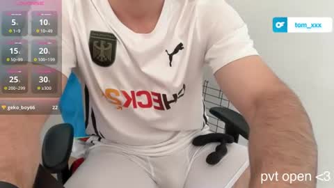 Snapshot of dertom_xxx chatting on 06/19/26, 02:43 Tom online show from 06/19/26, 02:43