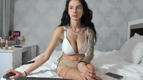 Mia online show from 12/06/24, 12:34