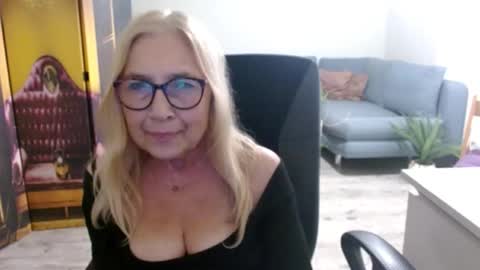 Snapshot of desiresofia chatting on 10/24/25, 02:24 S O F I A online show from 10/24/25, 02:24