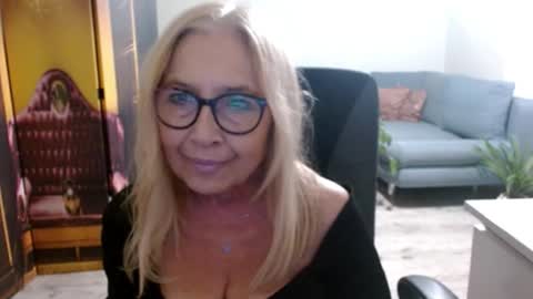 Snapshot of desiresofia chatting on 10/26/25, 02:45 S O F I A online show from 10/26/25, 02:45