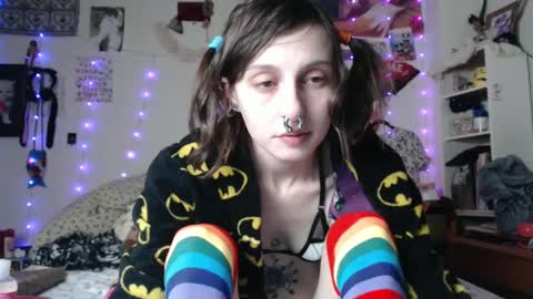 Snapshot of devilg1rl chatting on 02/24/25, 08:06 poutyangel online show from 02/24/25, 08:06