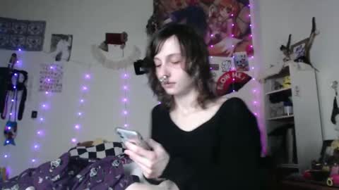 Snapshot of devilg1rl chatting on 02/28/25, 03:48 poutyangel online show from 02/28/25, 03:48