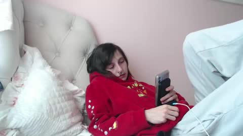 Snapshot of devilg1rl chatting on 10/03/25, 10:51 poutyangel online show from 10/03/25, 10:51