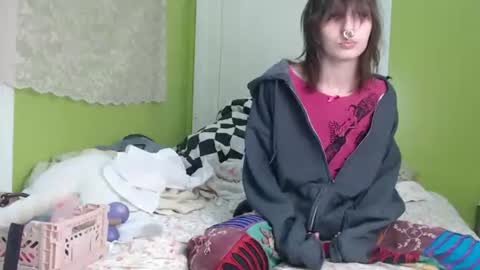 Snapshot of devilg1rl chatting on 10/23/25, 11:03 poutyangel online show from 10/23/25, 11:03