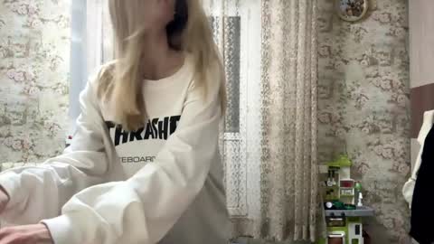 Snapshot of dewdropdoll chatting on 04/18/26, 03:38 dewdropdoll online show from 04/18/26, 03:38