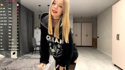Snapshot of dewdropdoll chatting on 05/26/26, 04:03 dewdropdoll online show from 05/26/26, 04:03