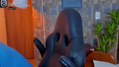 Snapshot of deymon_scott chatting on 10/28/25, 09:39 JULIAN online show from 10/28/25, 09:39