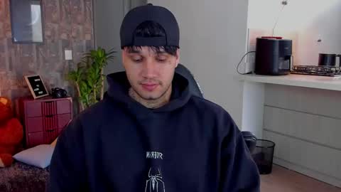 Snapshot of deymon_scott chatting on 12/05/25, 05:20 JULIAN online show from 12/05/25, 05:20