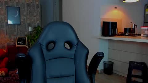 Snapshot of deymon_scott chatting on 12/14/25, 11:53 JULIAN online show from 12/14/25, 11:53