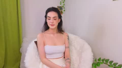 Snapshot of di__moon__ chatting on 11/17/25, 05:08 Di moon online show from 11/17/25, 05:08