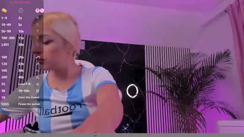 Snapshot of diamond_ava_ chatting on 11/02/25, 07:38 Thea online show from 11/02/25, 07:38