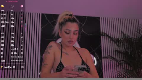 Snapshot of diamond_ava_ chatting on 12/17/25, 05:52 Thea online show from 12/17/25, 05:52