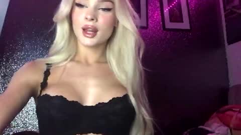 Snapshot of diamond_the_blonde chatting on 09/30/25, 10:15 Diamond online show from 09/30/25, 10:15