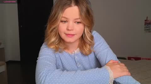 Snapshot of dianaholiday chatting on 09/25/25, 01:26 Olga online show from 09/25/25, 01:26