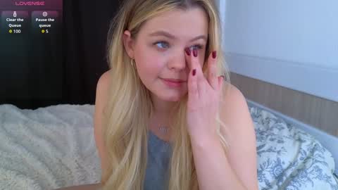 Snapshot of dianaholiday chatting on 11/17/25, 07:47 Olga online show from 11/17/25, 07:47