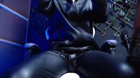 Snapshot of dicaprioo_ chatting on 12/19/25, 09:05 DICAPRIO online show from 12/19/25, 09:05