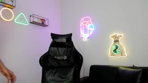 Snapshot of dikey_18 chatting on 03/10/25, 08:23 dikey_18 online show from 03/10/25, 08:23