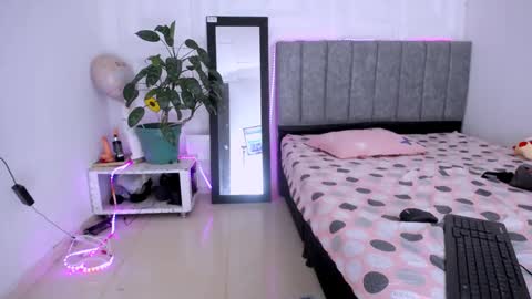 Snapshot of dina_mcry chatting on 11/12/25, 10:41 DINA online show from 11/12/25, 10:41