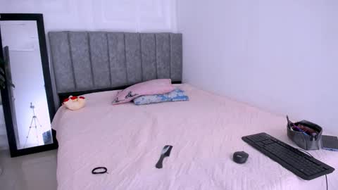 Snapshot of dina_mcry chatting on 11/16/25, 08:58 DINA online show from 11/16/25, 08:58