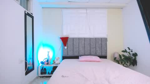 Snapshot of dina_mcry chatting on 12/18/25, 10:38 DINA online show from 12/18/25, 10:38