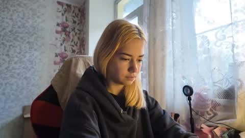 dinorahmroczkowski online show from 10/16/25, 07:20